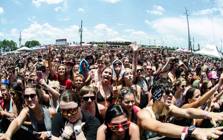 19-crowd-photo-warped-tour-2013-live-concert-and-candid-music-photography-by-photos-by-chris-martin1.jpg